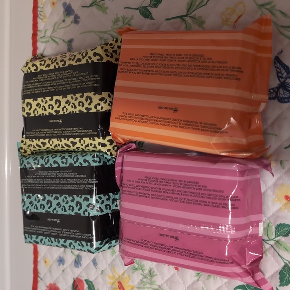 Pick One Cleansing Facial Wipes Betsey Johnson New - Picture 6 of 6